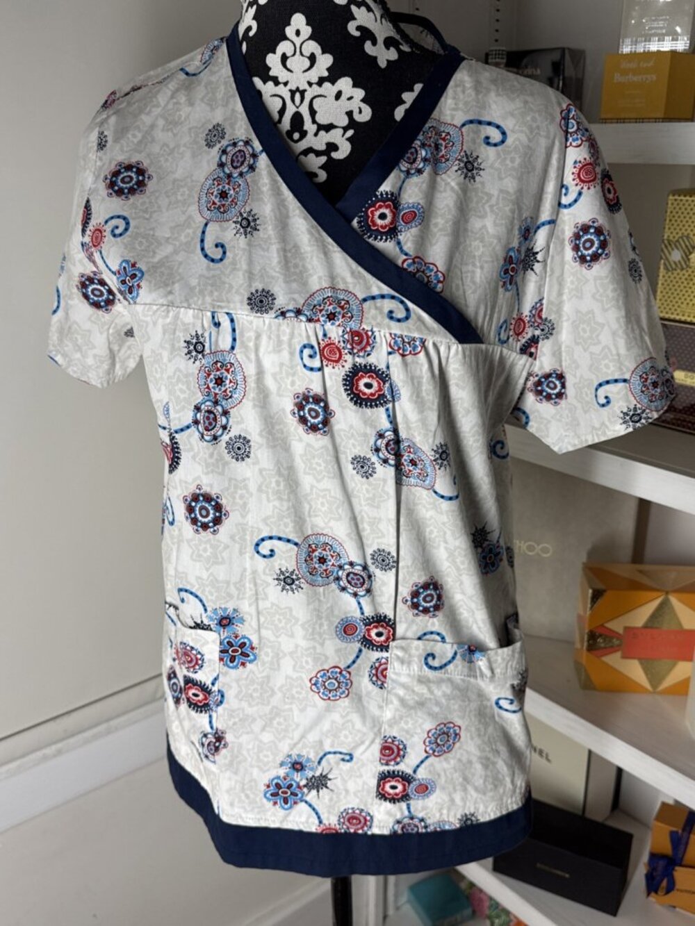 Mary Engelbreit Scrub Top Shirt Women Sz M Family Friends Love Home